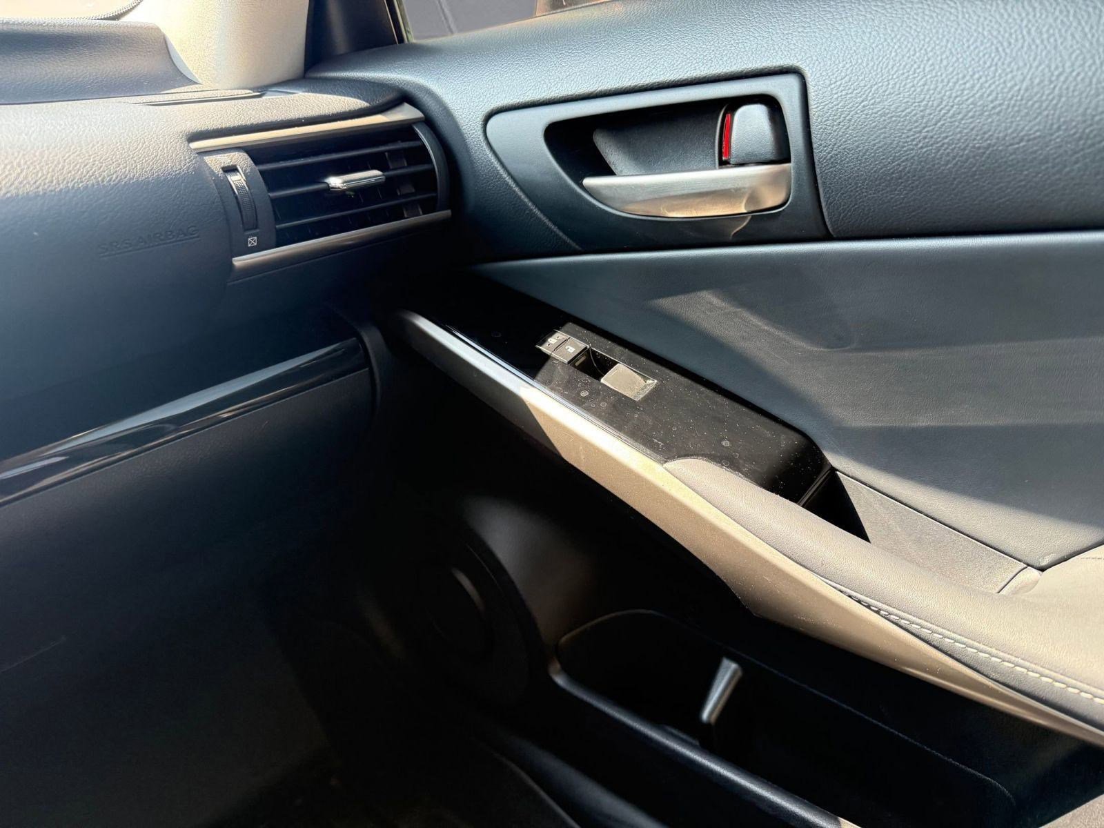 2019 Lexus IS 300 photo 23