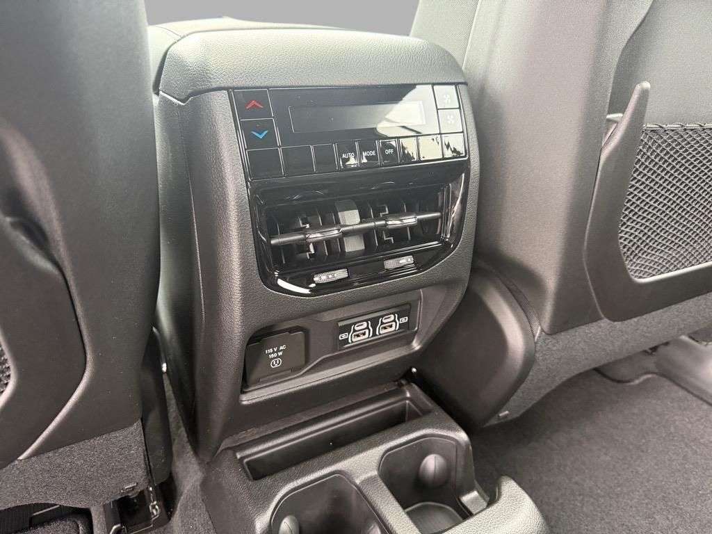 2025 Jeep Grand Cherokee Laredo Altitude photo 22