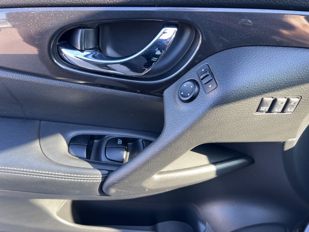 2018 Nissan Rogue SV photo 19