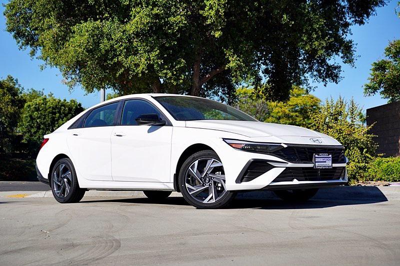 2025 Hyundai Elantra Hybrid SEL Sport photo 2