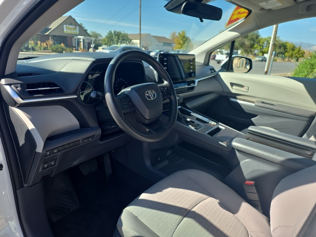 2023 Toyota Sienna LE photo 8