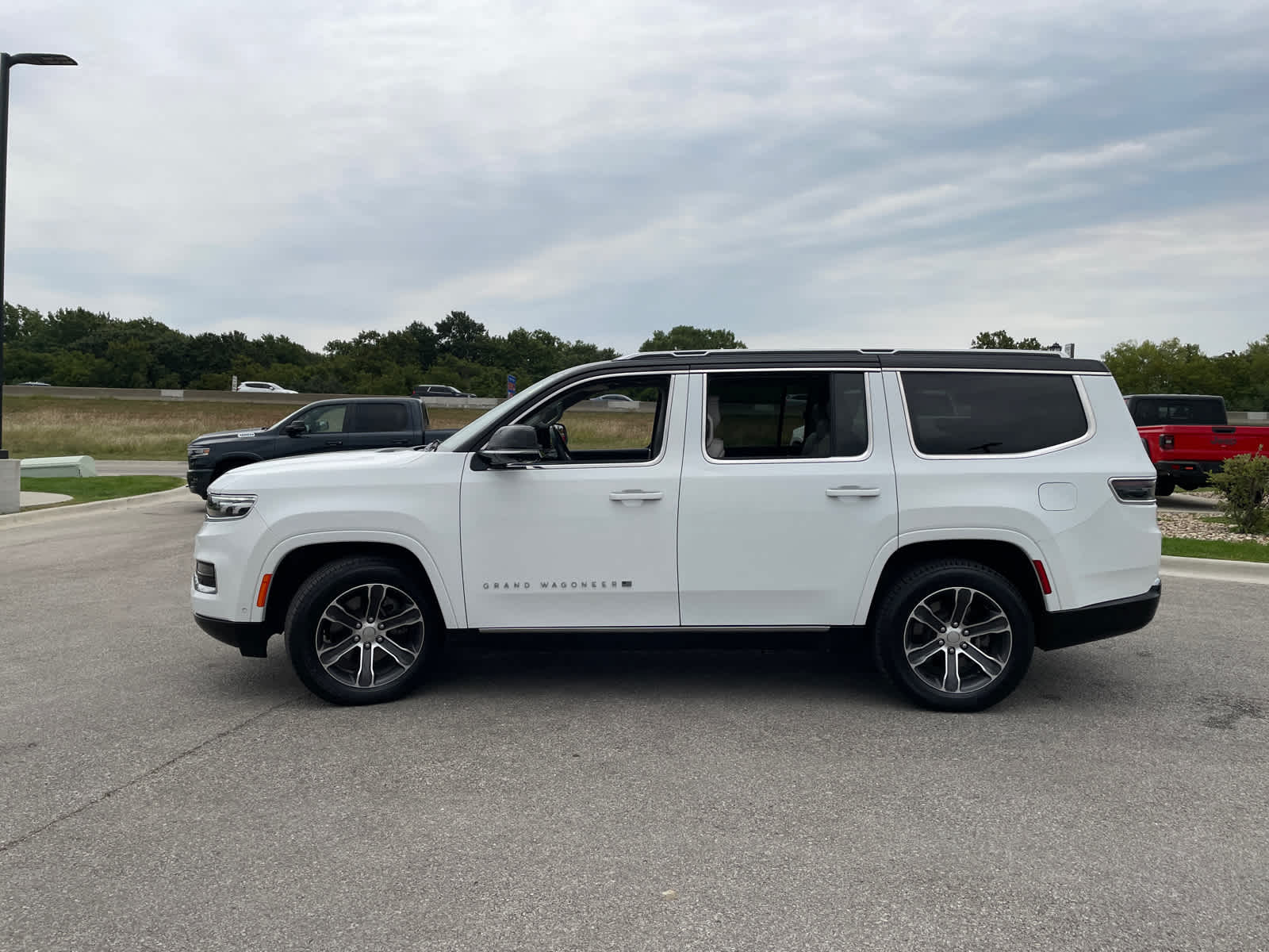 2023 Jeep Grand Wagoneer Base photo 5