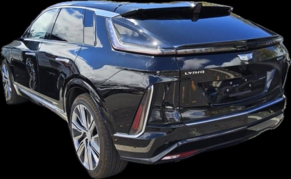 2024 Cadillac Lyriq Luxury photo 2