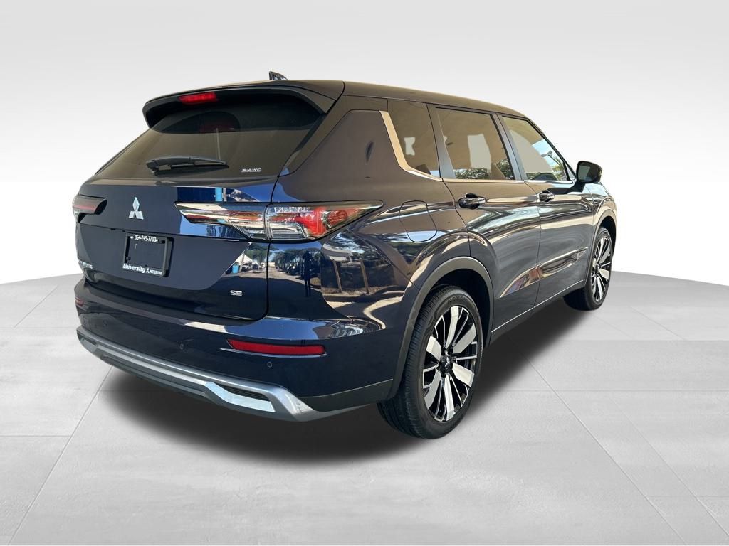 2025 Mitsubishi Outlander SE photo 2