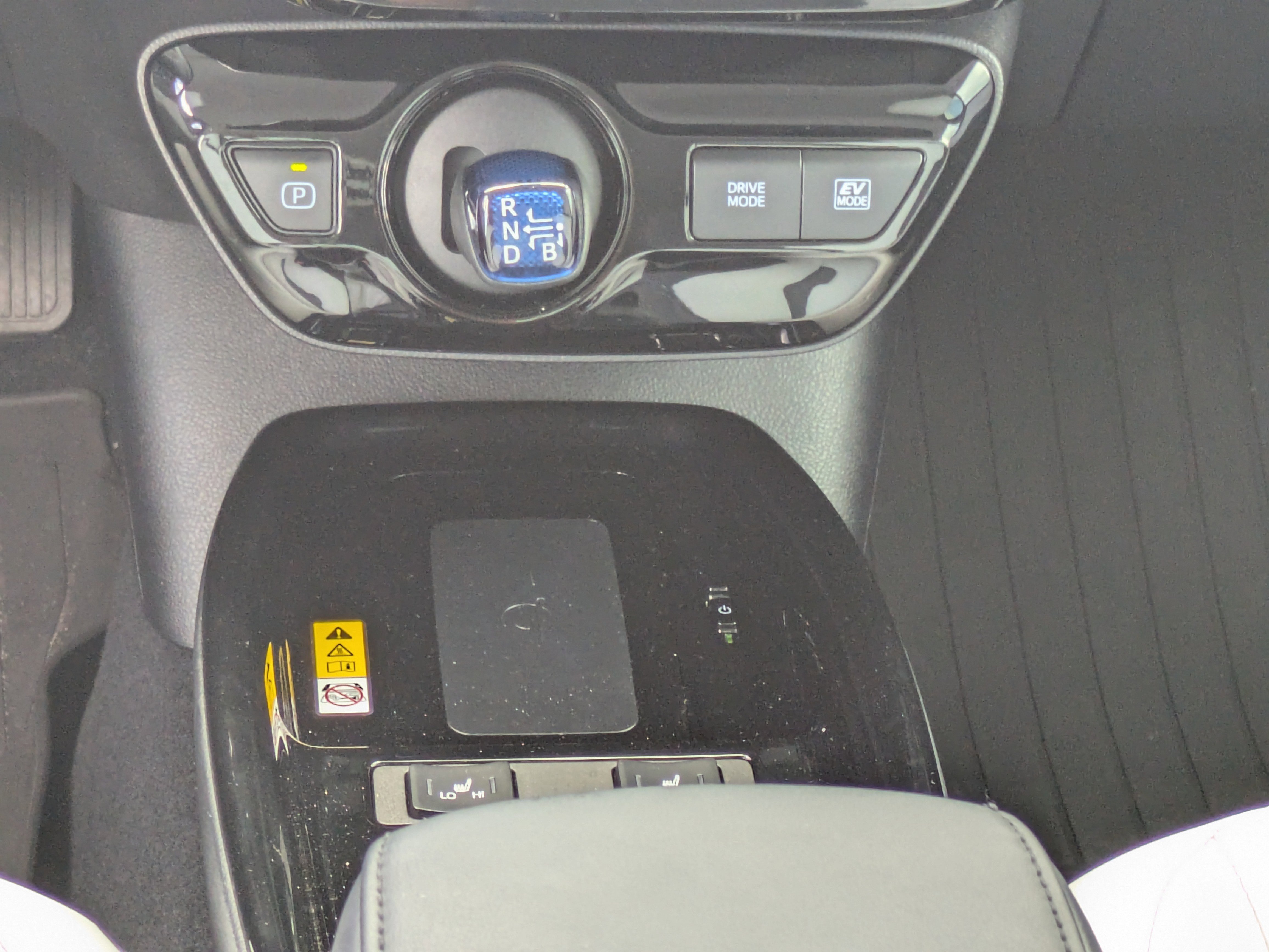 2019 Toyota Prius Limited photo 4