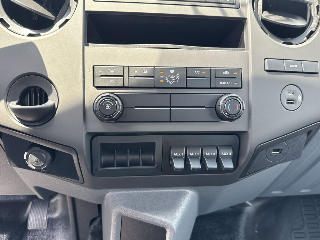 2025 Ford F-650 Base photo 15