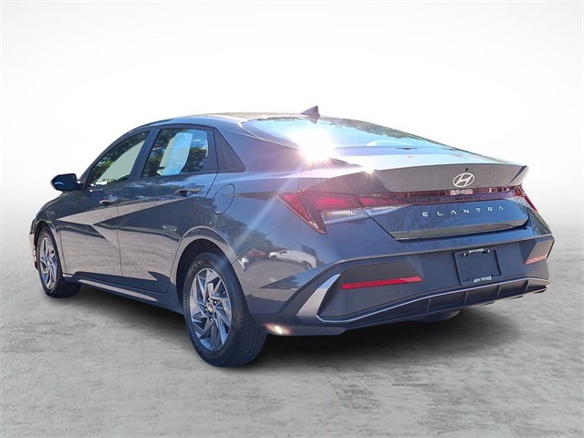 2024 Hyundai Elantra SEL photo 2