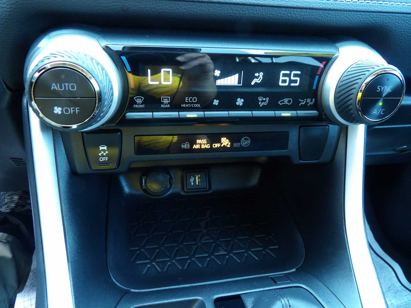 2024 Toyota RAV4 Hybrid XLE photo 18