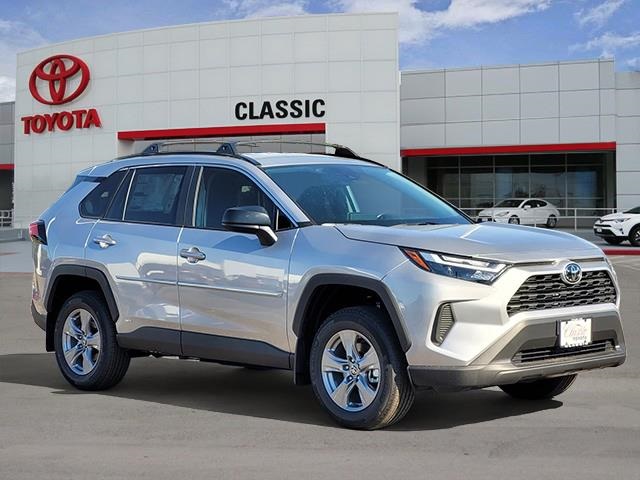 2025 Toyota RAV4 LE's photo