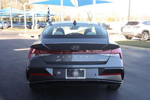 2025 Hyundai Elantra Limited photo 3
