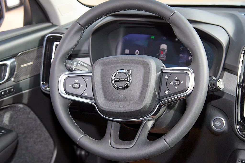 2026 VOLVO XC40 - Image 24