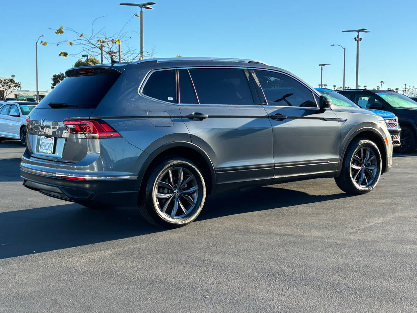 2023 Volkswagen Tiguan SE photo 2