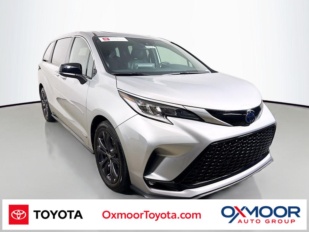2021 Toyota Sienna XSE's photo