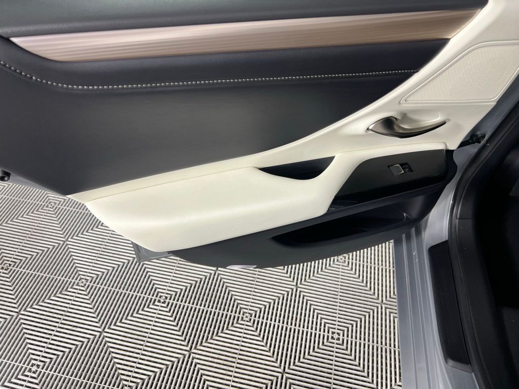 2023 Lexus ES 300h photo 25