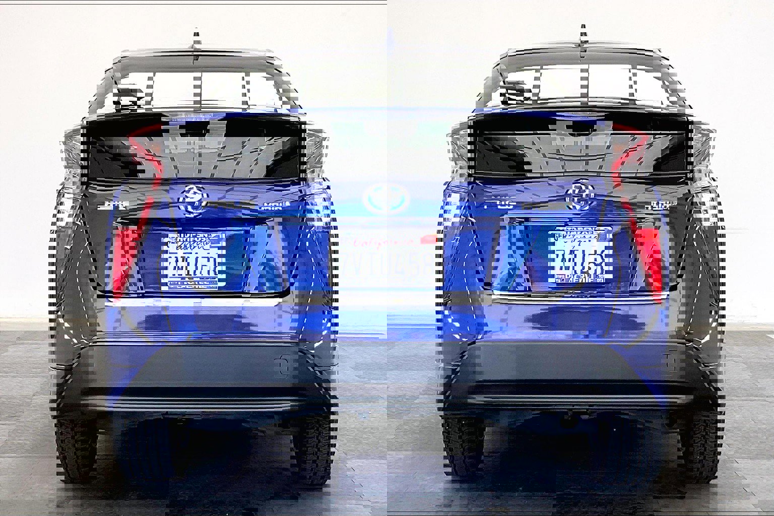 2016 Toyota Prius Three photo 2