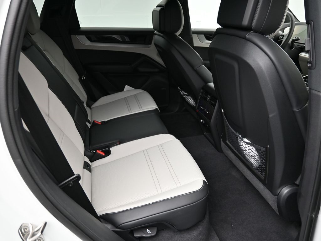 2026 Porsche Cayenne photo 8