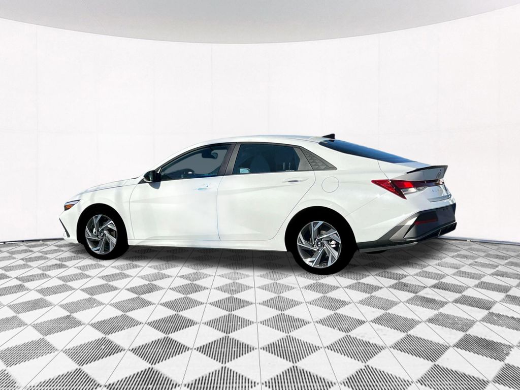 2025 Hyundai Elantra SEL Sport photo 4