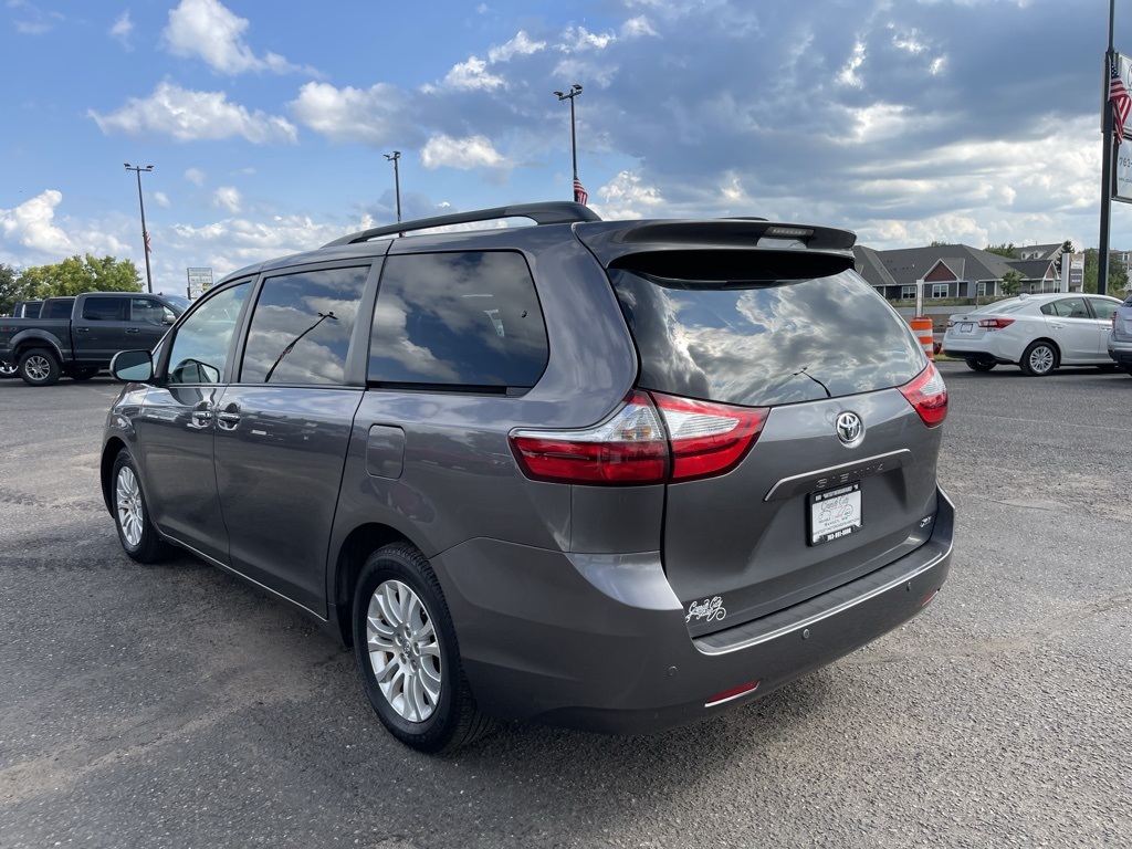 2017 Toyota Sienna XLE photo 7