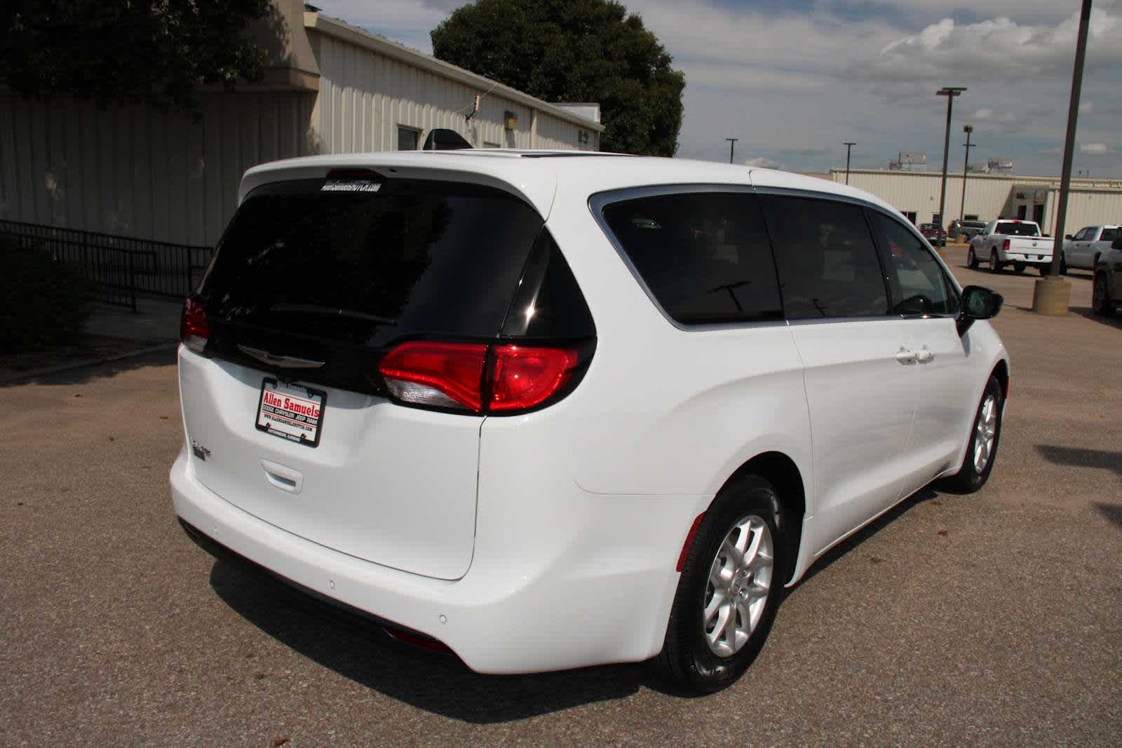 2025 Chrysler Voyager LX photo 6