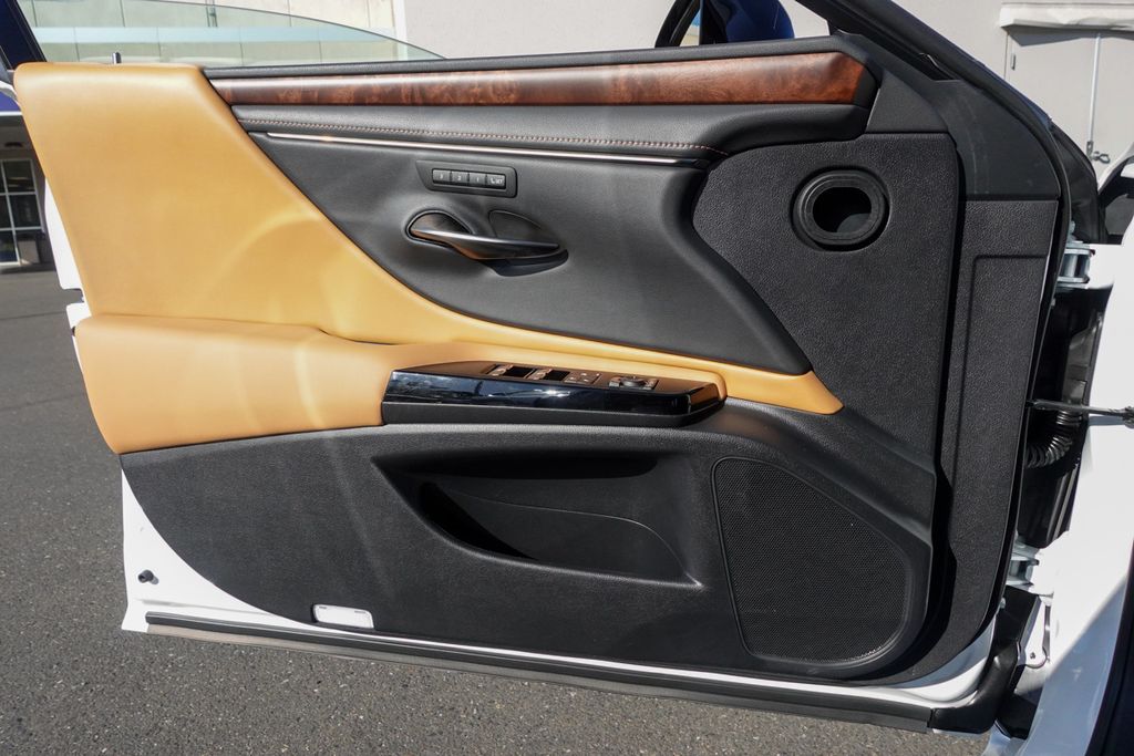 2023 Lexus ES 300h photo 16