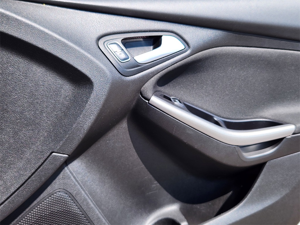 2015 Ford Focus Titanium photo 12
