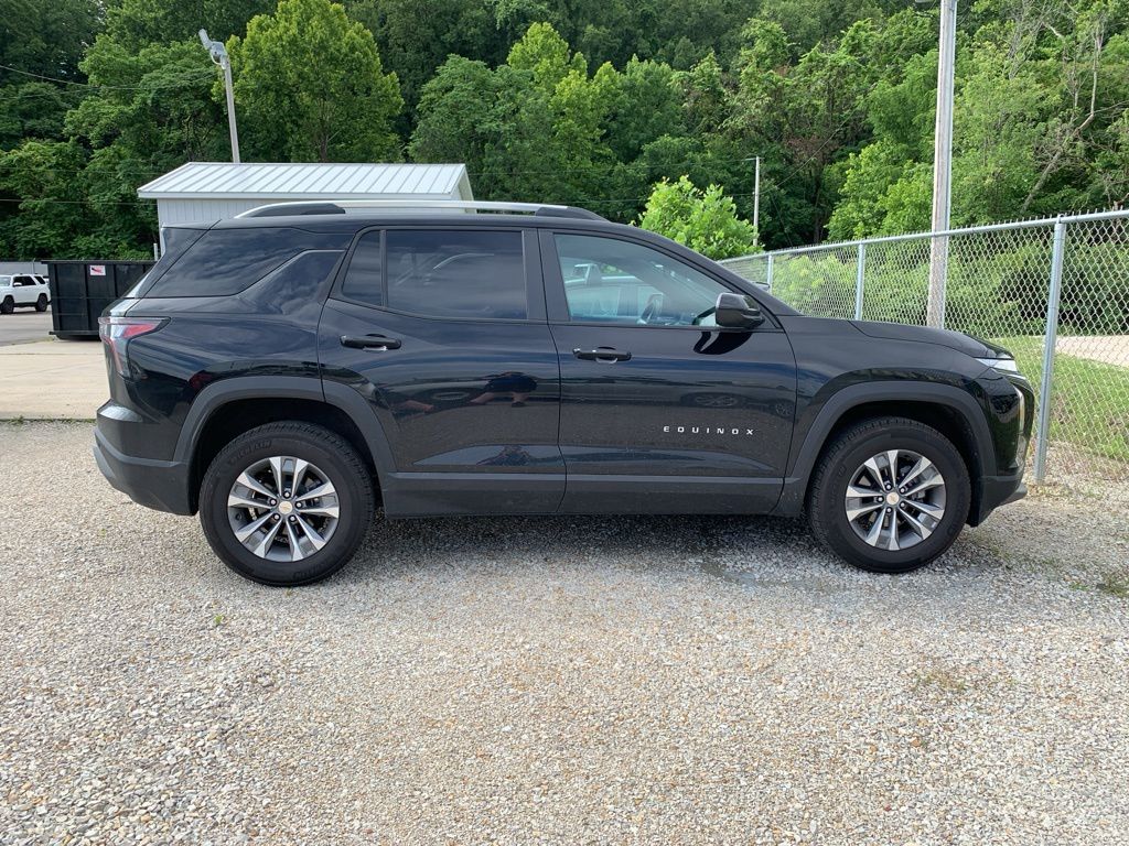 2025 Chevrolet Equinox LT photo 2