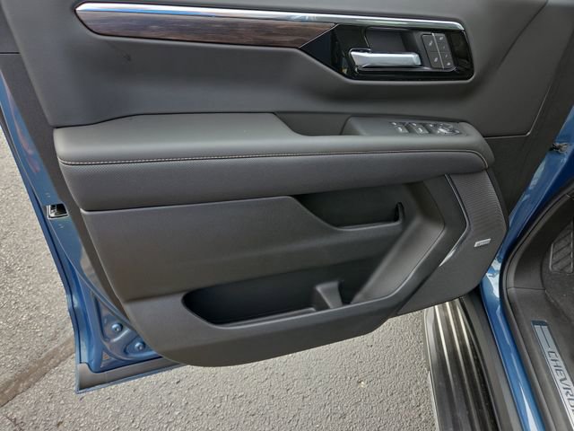 2025 Chevrolet Suburban Premier photo 4