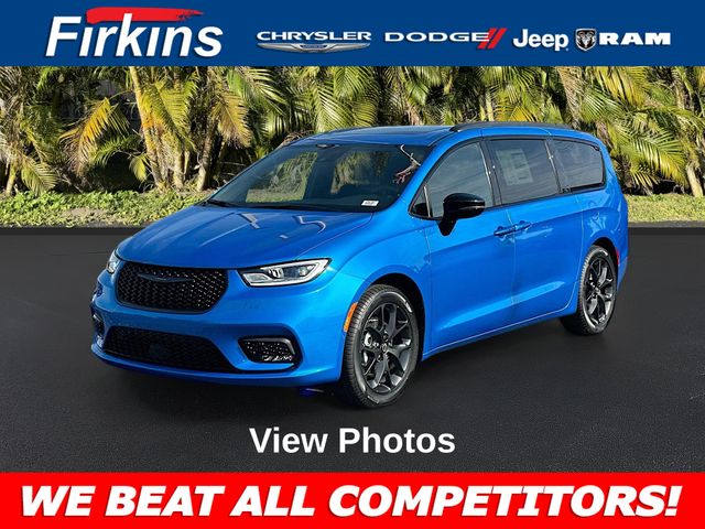 2026 Chrysler Pacifica Limited's photo