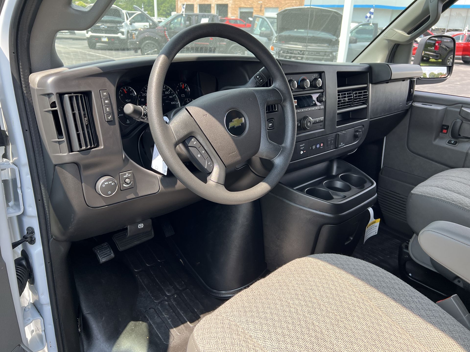 2025 Chevrolet Express Cargo 3500 photo 5