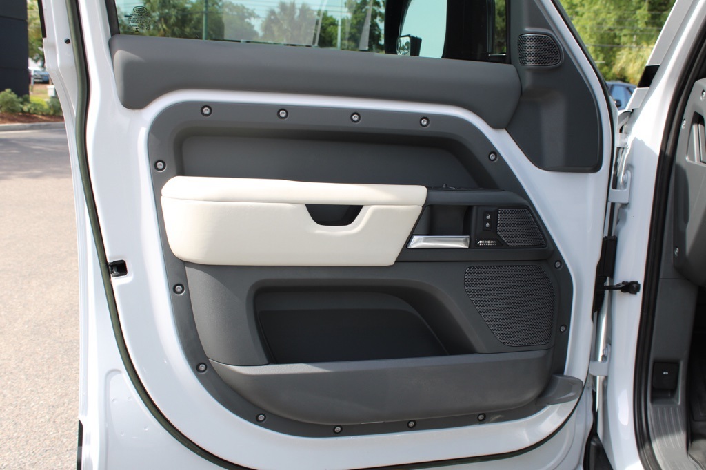2023 Land Rover Defender 110 X-Dynamic SE photo 12