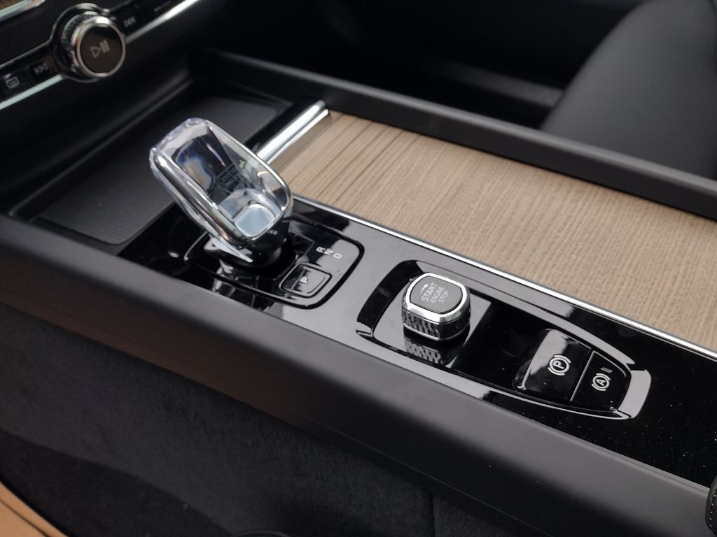 2026 VOLVO XC60 - Image 17