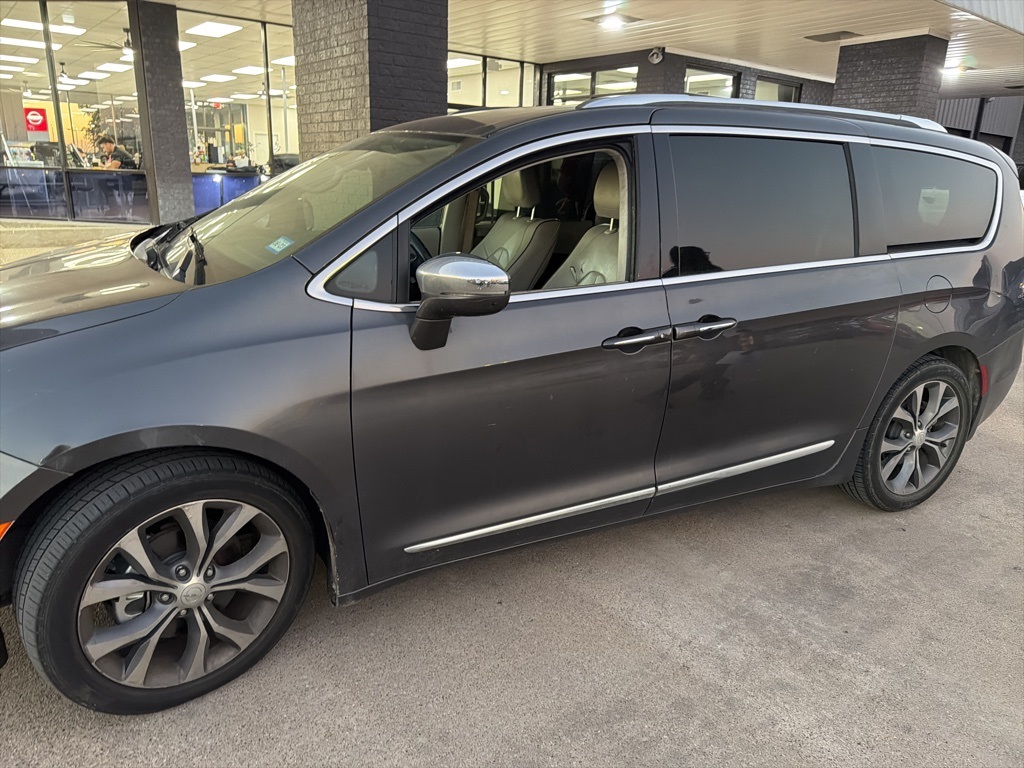 2017 Chrysler Pacifica Limited's photo