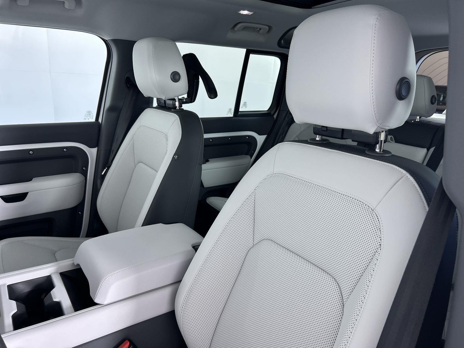 2025 Land Rover Defender 110 S photo 22