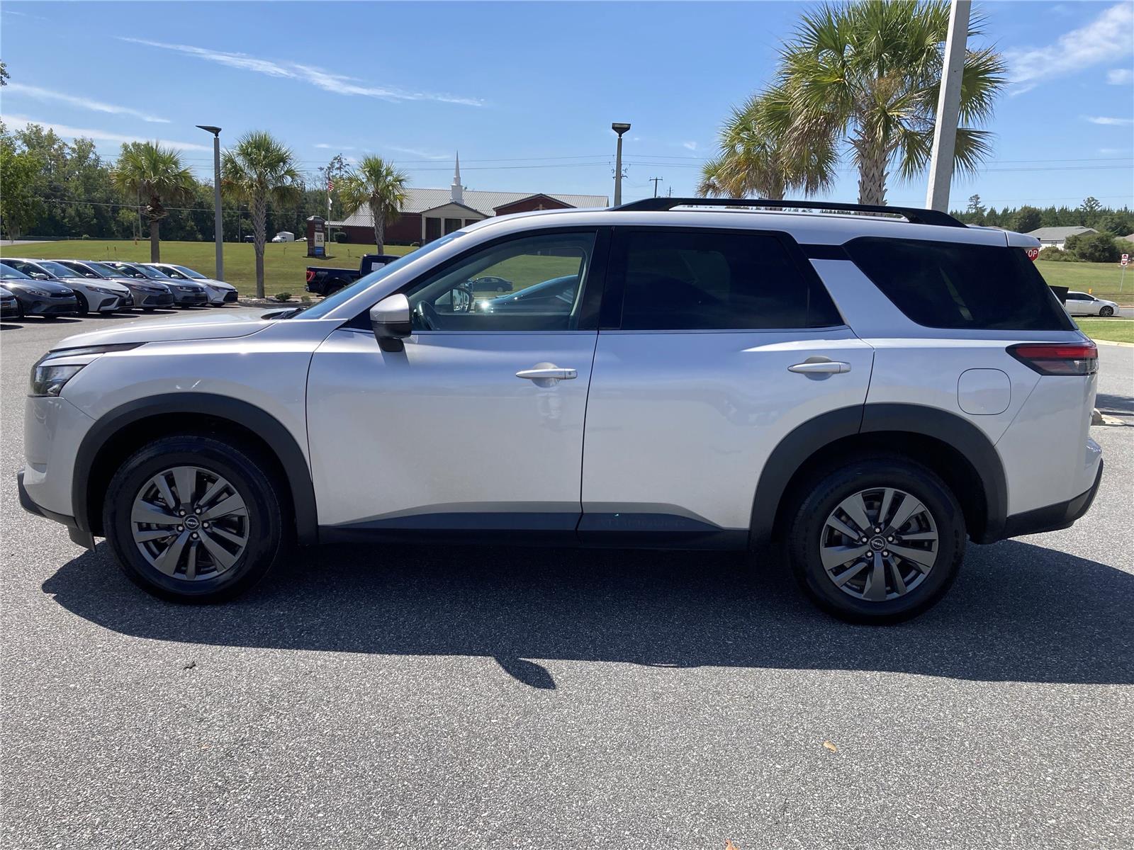 2024 Nissan Pathfinder LE photo 4