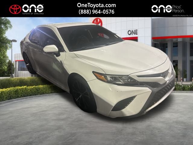 2020 Toyota Camry SE's photo