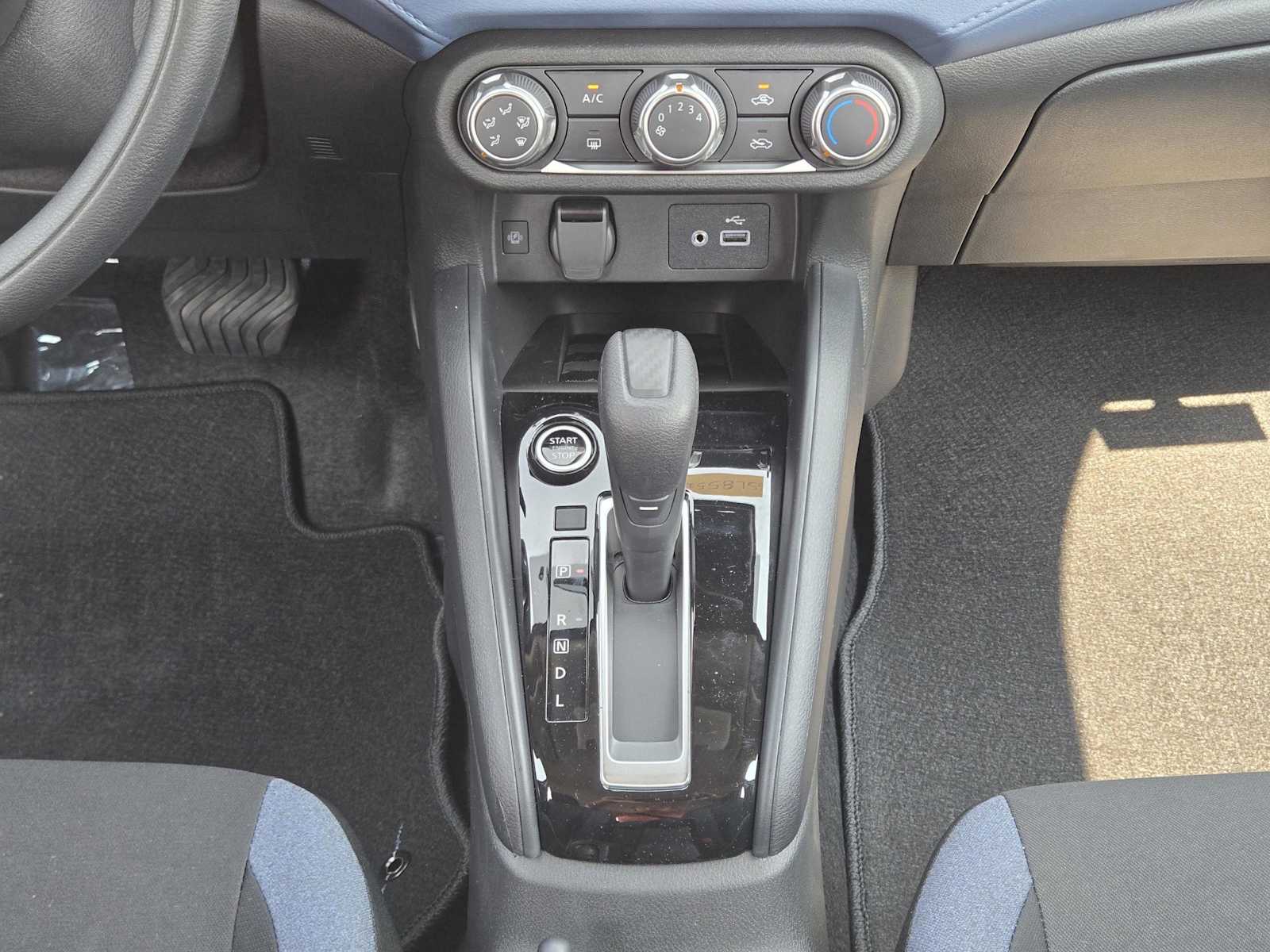 2025 Nissan Versa SV photo 15