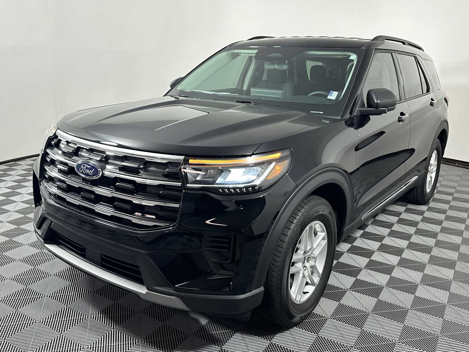 2025 Ford Explorer photo 3