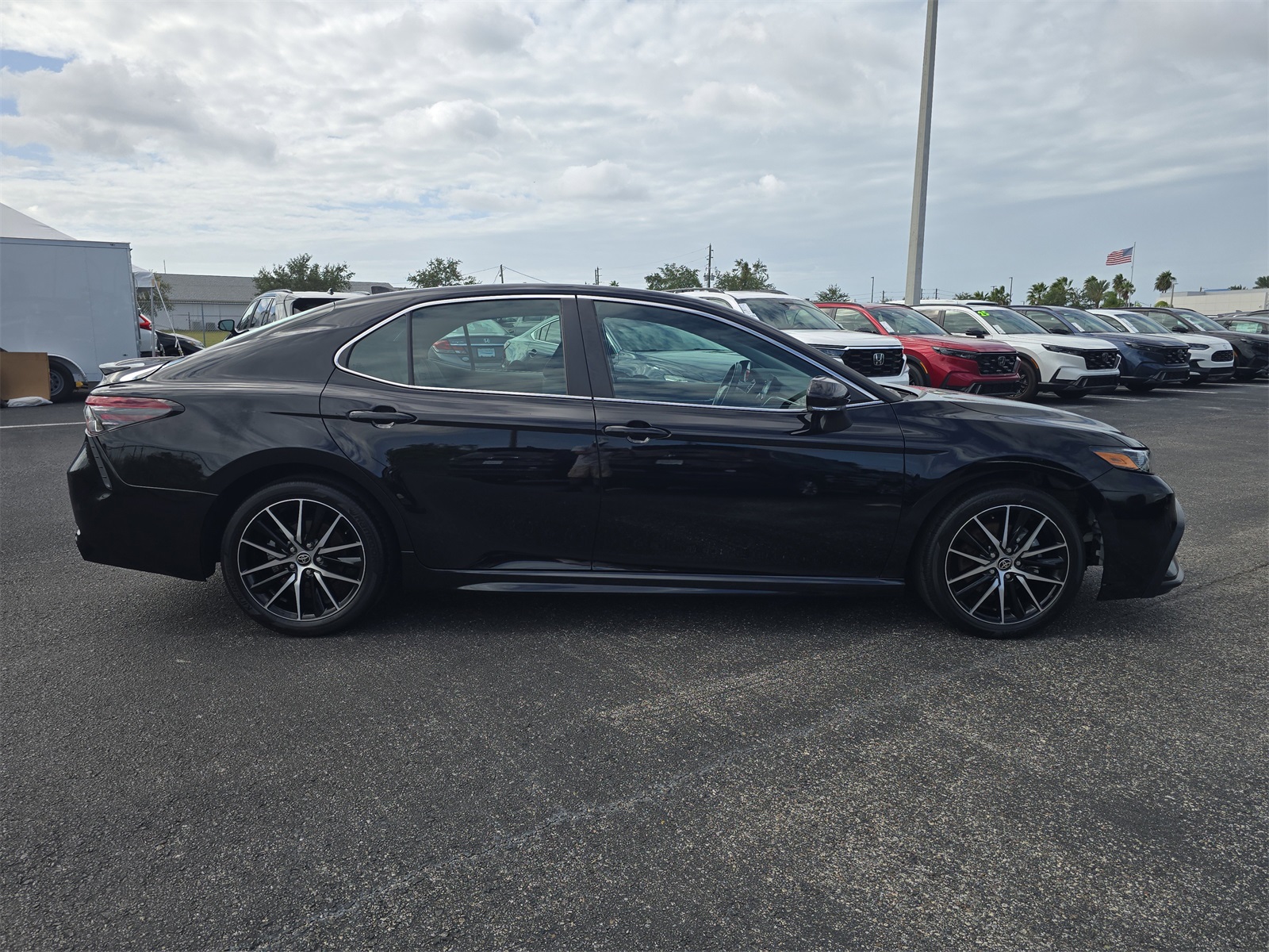 2023 Toyota Camry SE photo 3