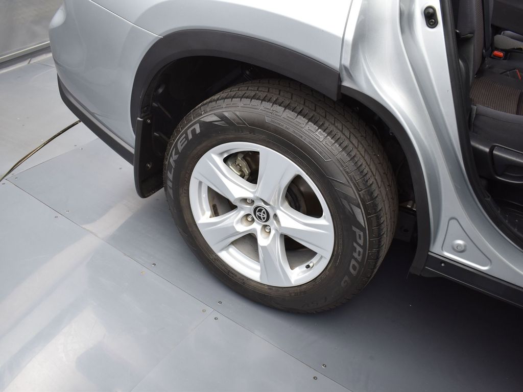 2020 Toyota Highlander L photo 22