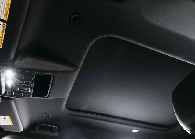 2023 Land Rover Defender 110 X-Dynamic SE photo 26