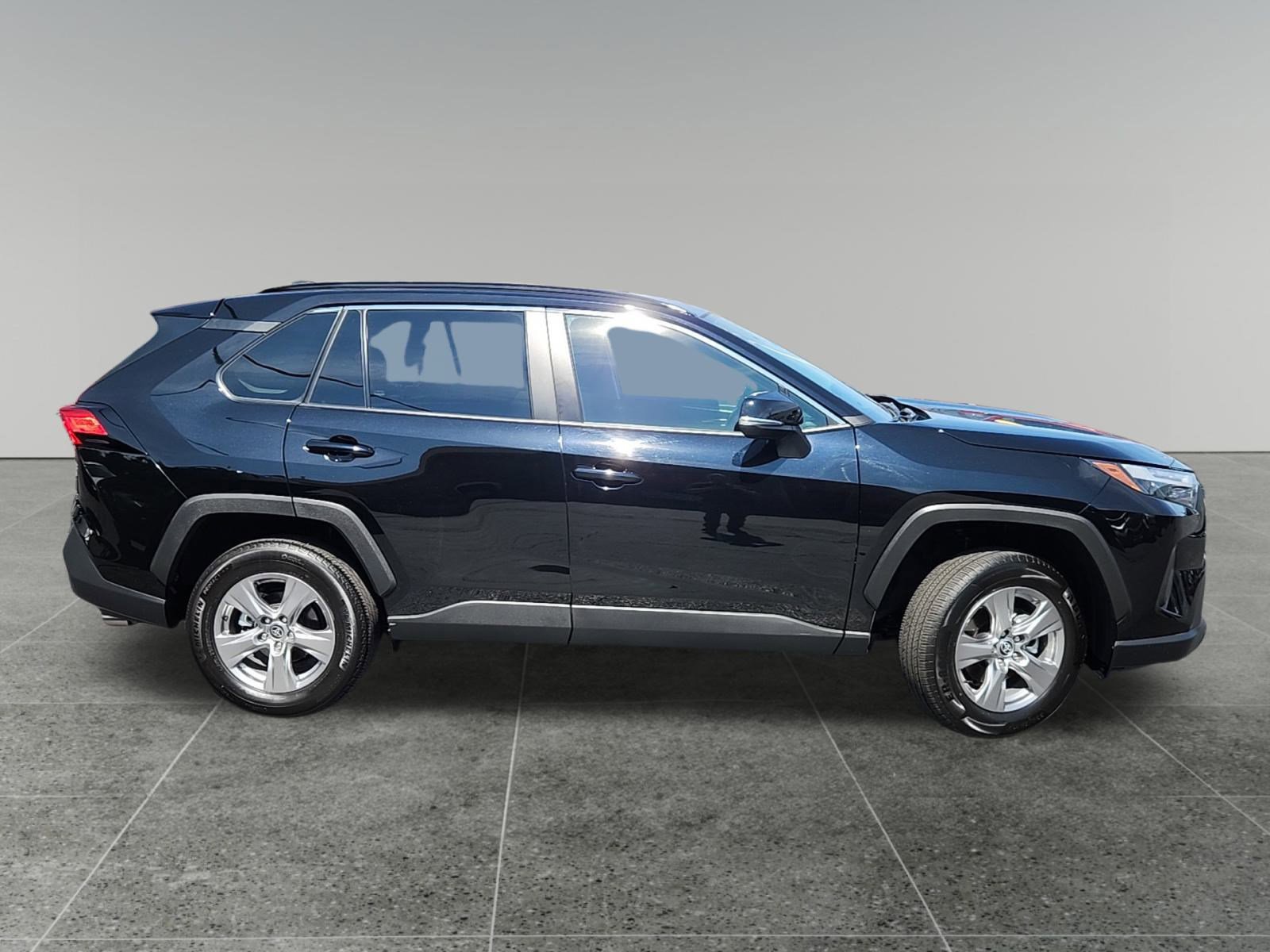 2025 Toyota RAV4 XLE photo 6