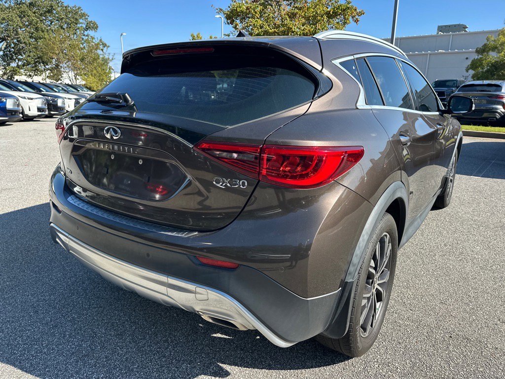 2017 Infiniti QX30 Premium photo 3