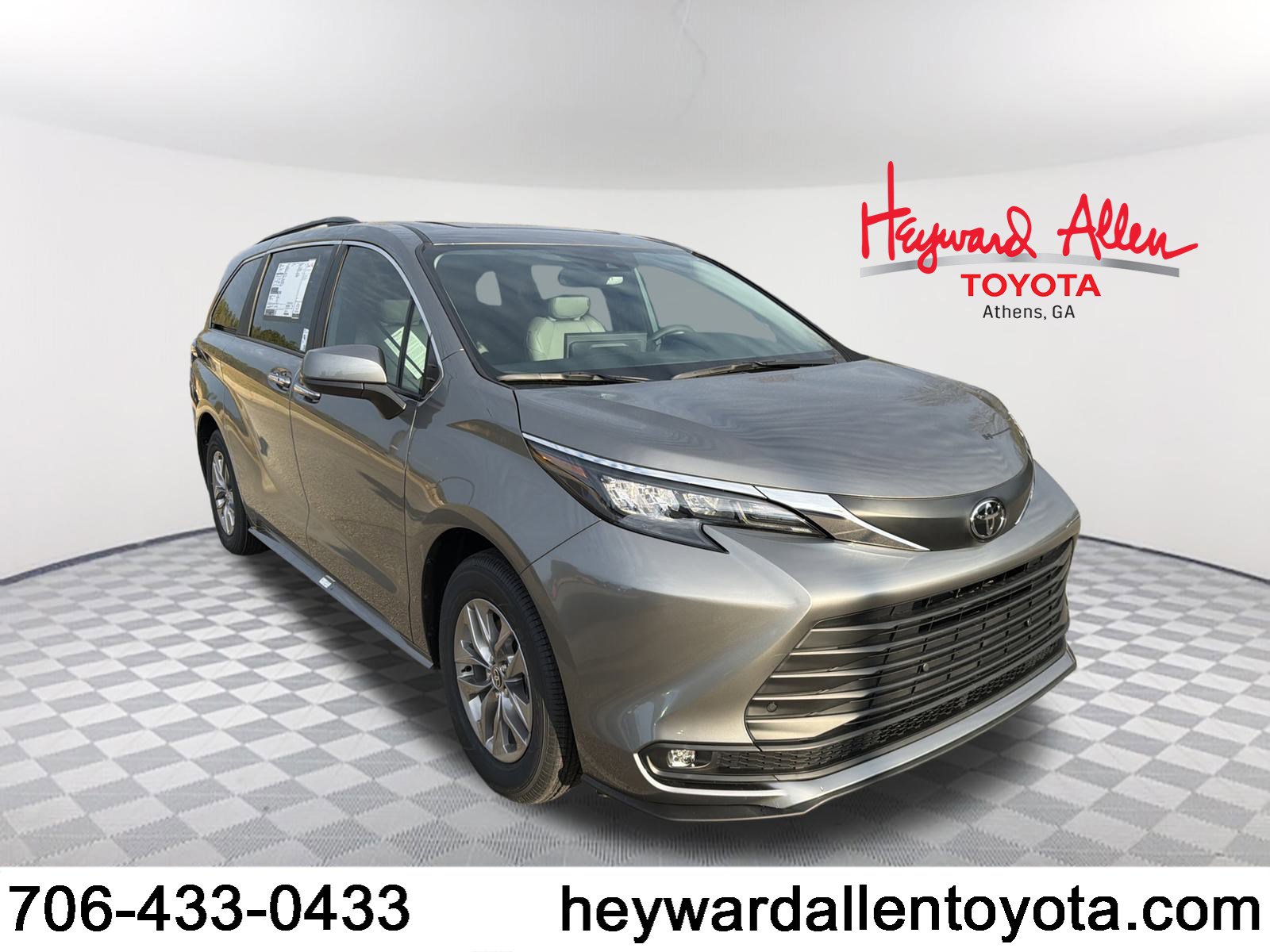 2026 Toyota Sienna XLE's photo