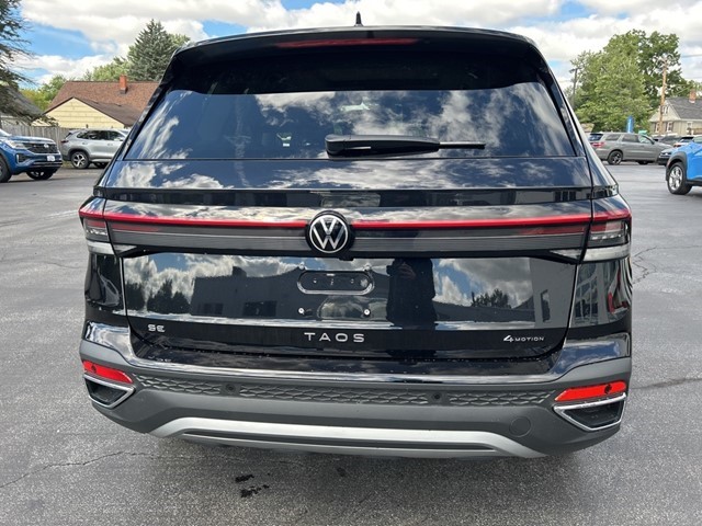 2025 Volkswagen Taos SE photo 3