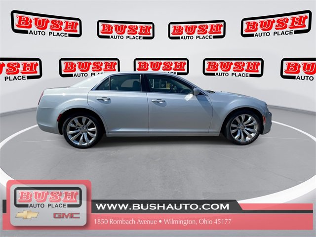 2019 Chrysler 300 Touring L photo 3