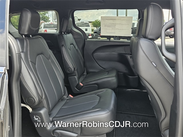 2025 Chrysler Pacifica photo 13