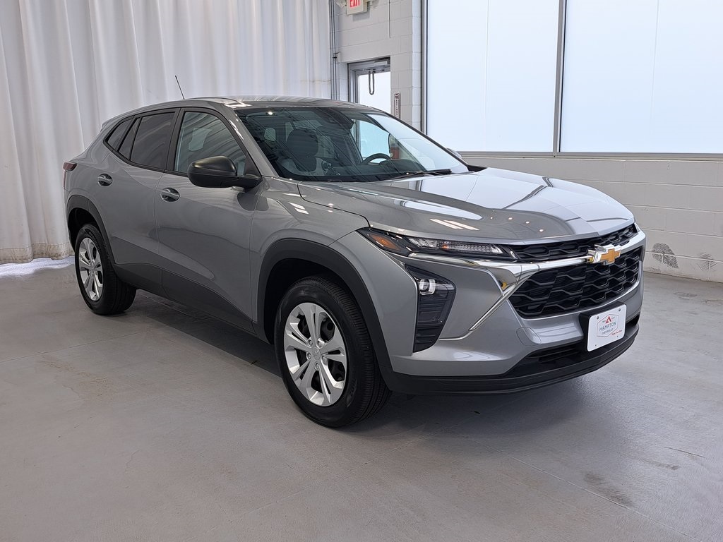2025 Chevrolet Trax LS photo 4