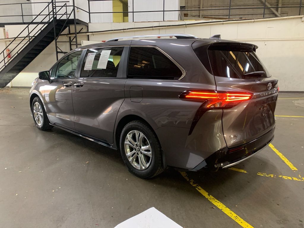 2024 Toyota Sienna Platinum photo 3