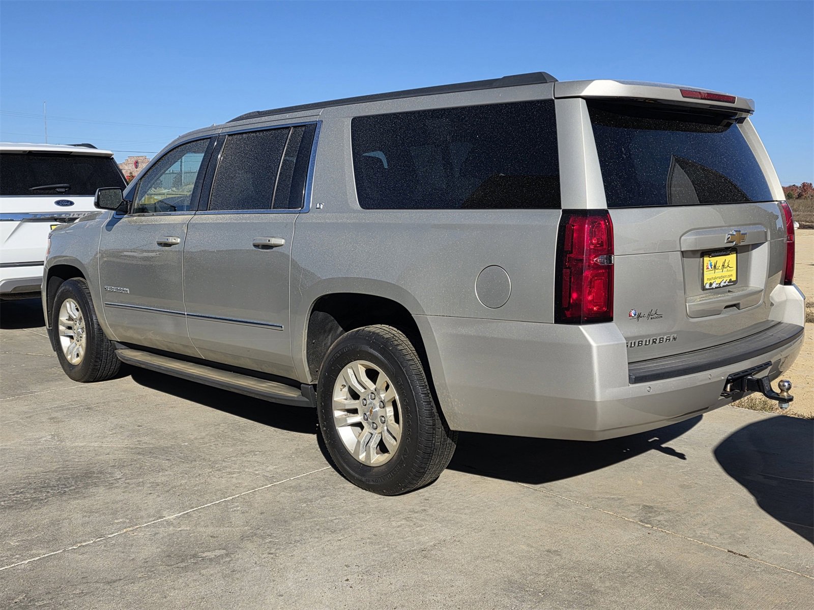 2016 Chevrolet Suburban LT photo 3