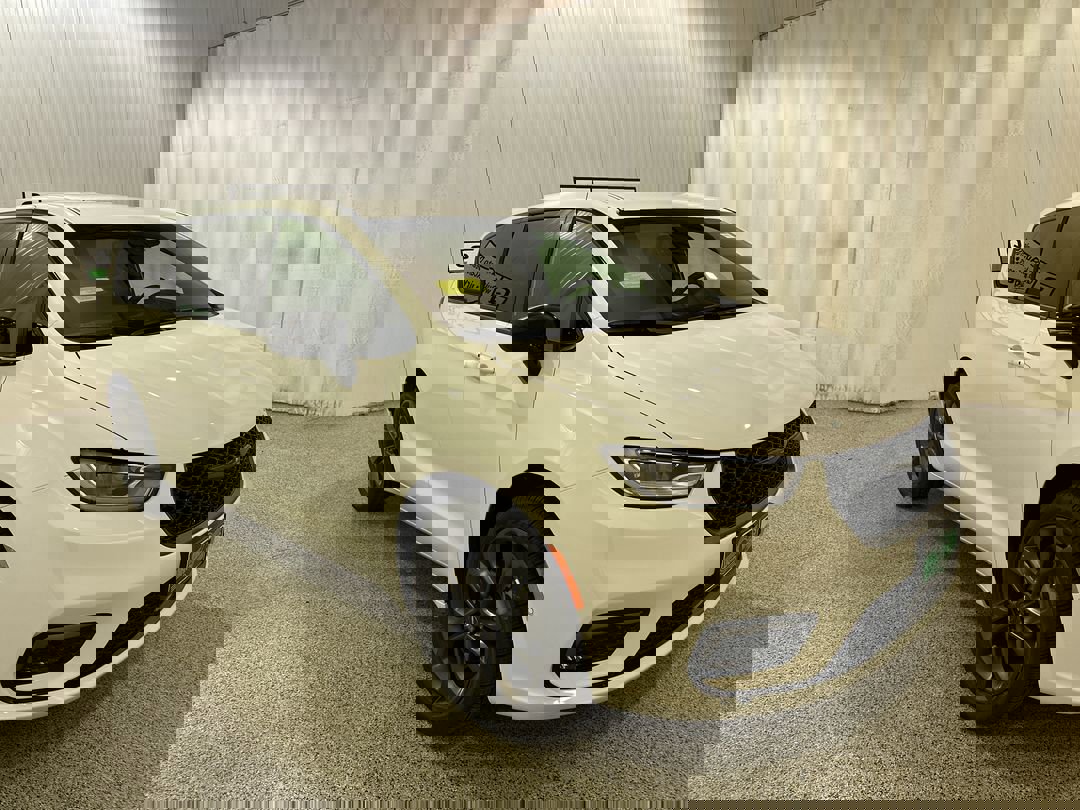 2026 Chrysler Pacifica Select's photo